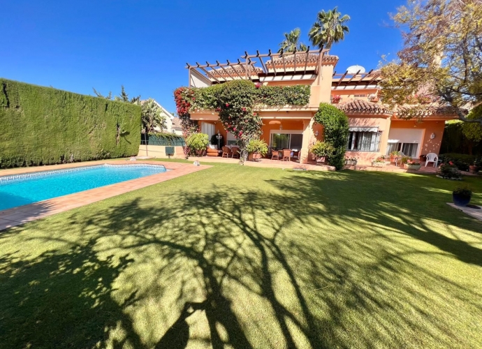 Villa indépendante situé à Nueva Andalucía Villas en Nueva Andalucia  - 1