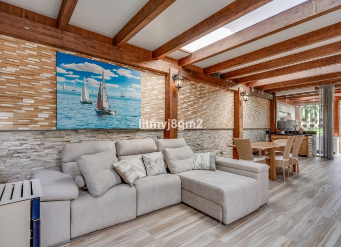 Villa Detached in Las Chapas - 10