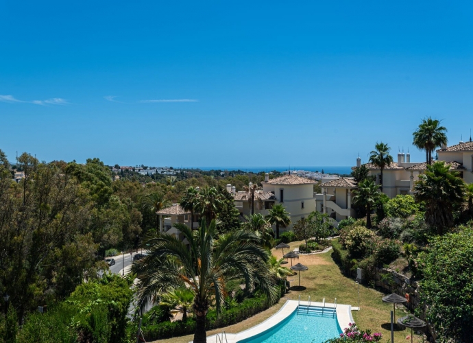 Appartement milieu d’Etage situé à Nueva Andalucía Palacetes los Belvederes  - 3