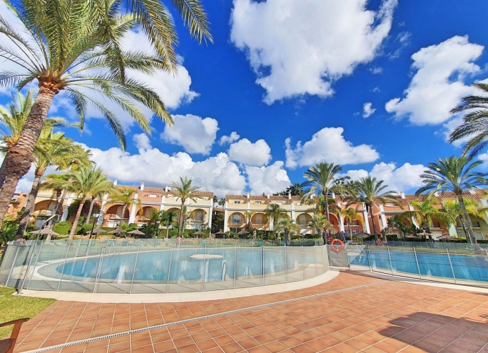 Townhouse Terraced in Bahía de Marbella Las Dunas  - 1