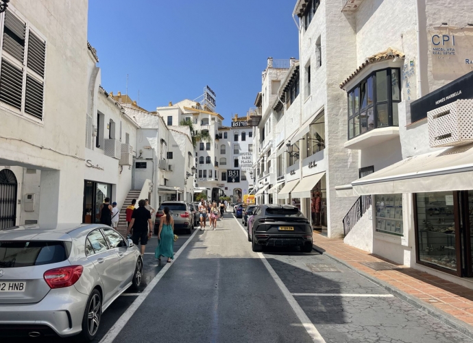 Appartement milieu d’Etage situé à Puerto Banús Jardines del Puerto  - 1