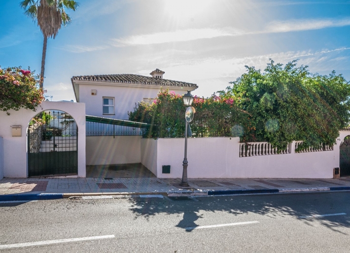 Villa Detached in Las Chapas - 1