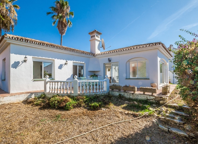 Villa Detached in Las Chapas - 2