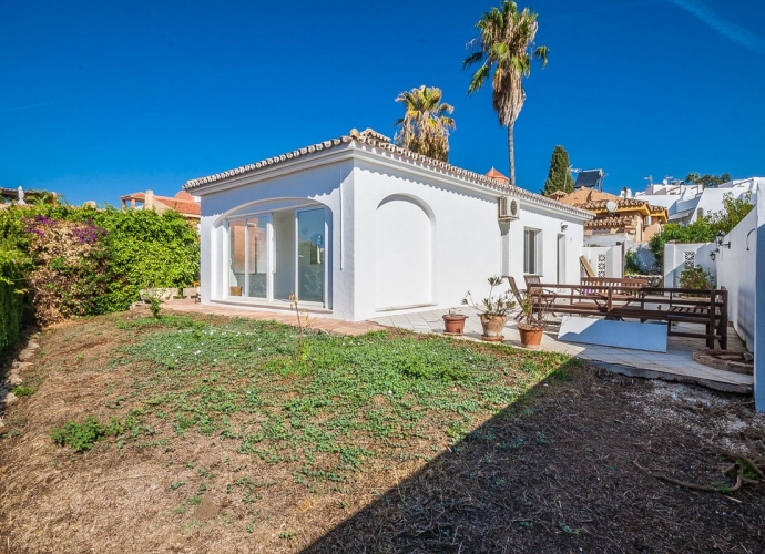 Villa Detached in Las Chapas - 3