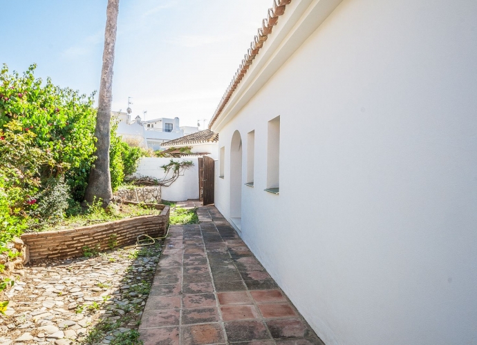 Villa Detached in Las Chapas - 5