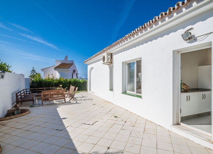 Villa Detached in Las Chapas - 6