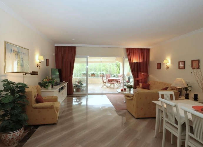 Apartment Middle Floor in Elviria Hacienda Playa  - 2