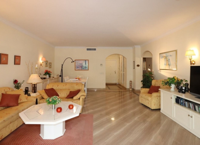 Apartment Middle Floor in Elviria Hacienda Playa  - 7