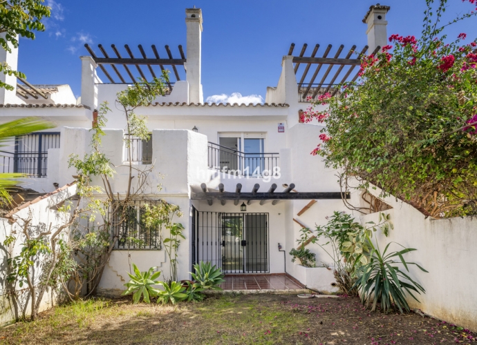 Townhouse Terraced in Nueva Andalucía Los Naranjos  - 2