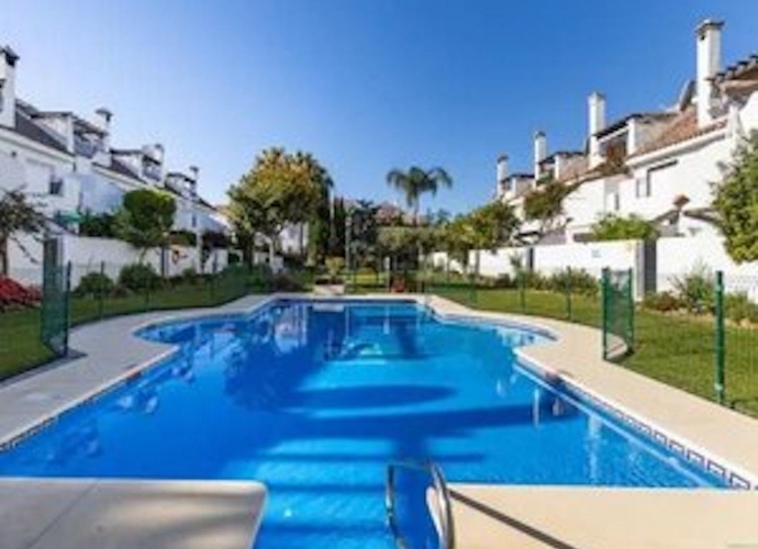 Townhouse Terraced in Nueva Andalucía Los Naranjos  - 1