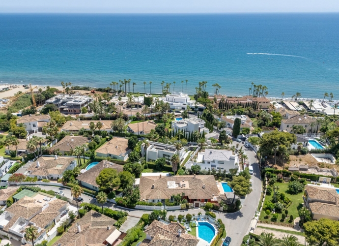 Villa Semi Detached in Los Monteros - 1