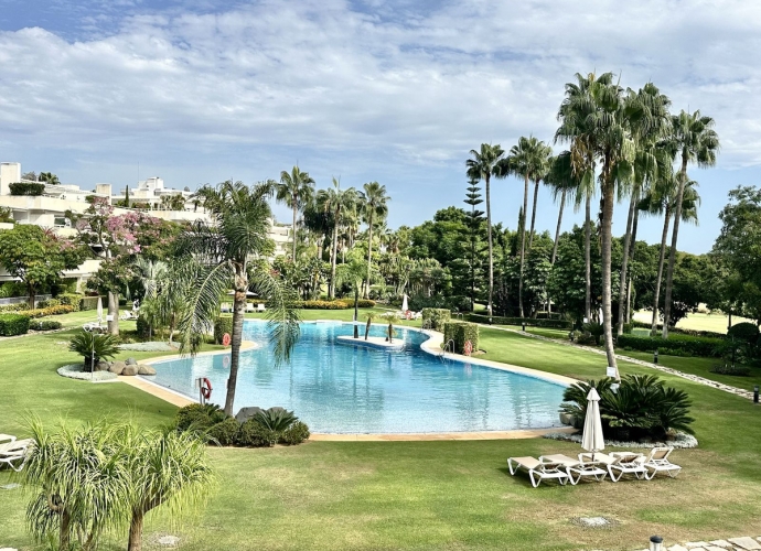 Apartamento Planta Media en Nueva Andalucía Los Granados Golf  - 1