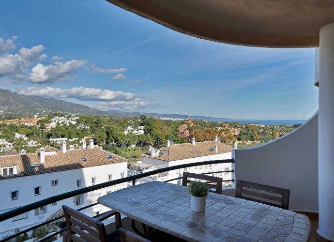Apartamento Planta Media en Nueva Andalucía Señorío de Aloha  - 1