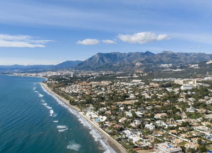 Villa Independiente en Los Monteros - 2
