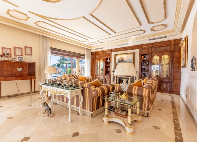 Villa Independiente en Los Monteros - 2
