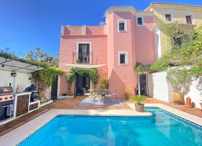 Villa Semi Detached in Marbella - 1