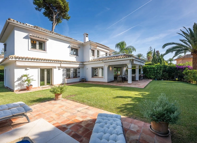 Villa Detached in Los Monteros - 3