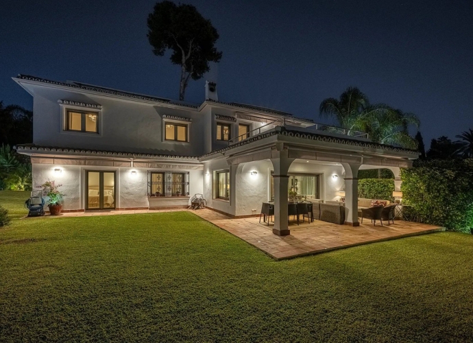 Villa Detached in Los Monteros - 4