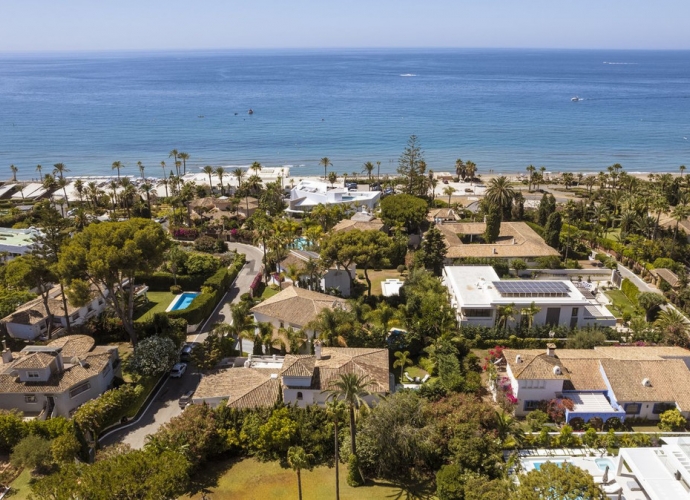 Villa Detached in Los Monteros - 1