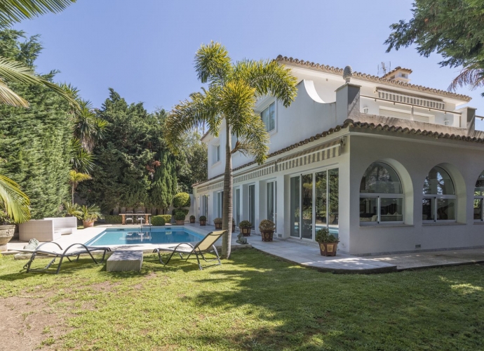 Villa Detached in Los Monteros - 5