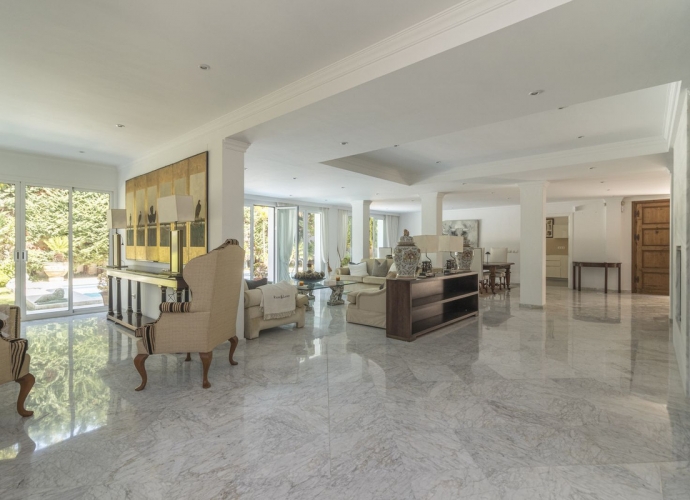 Villa Detached in Los Monteros - 9